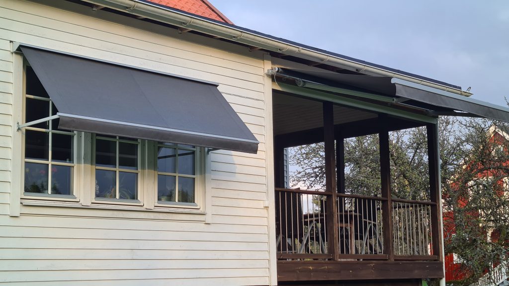 terrassmarkis på vitt hus