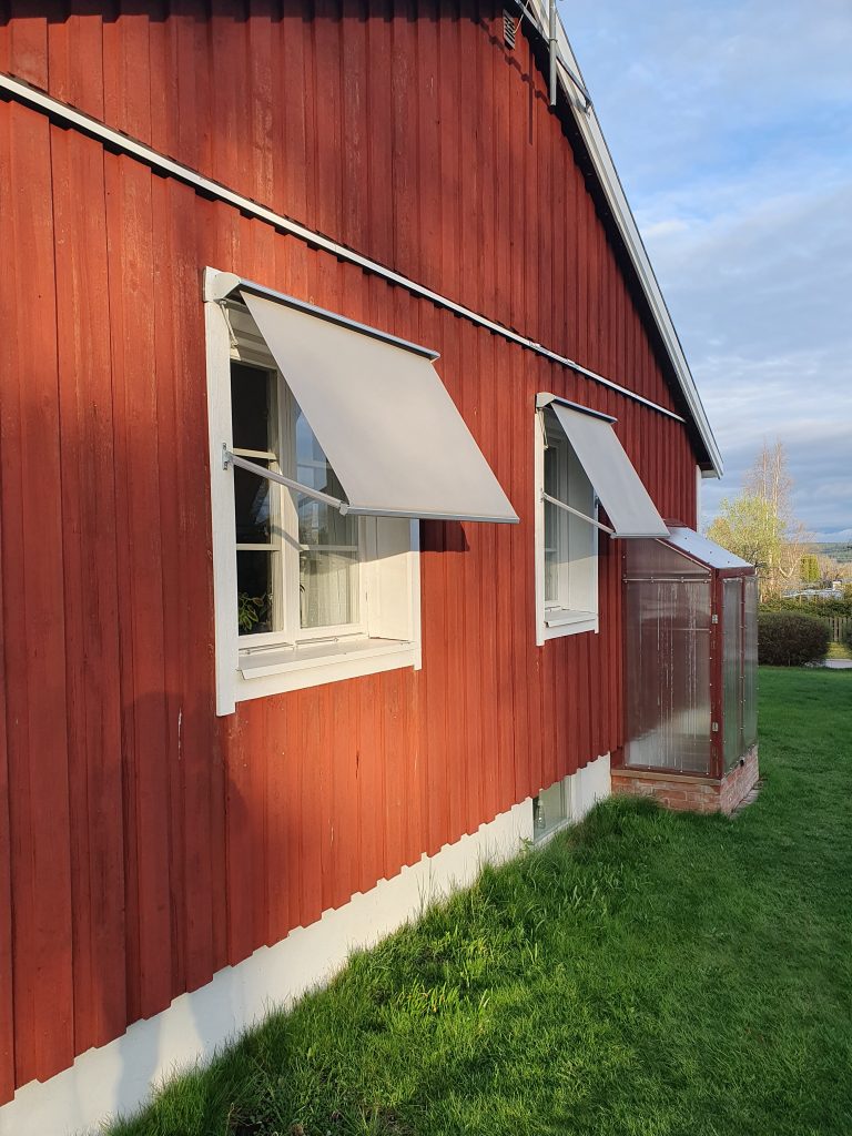 klassisk grå markis på rött hus