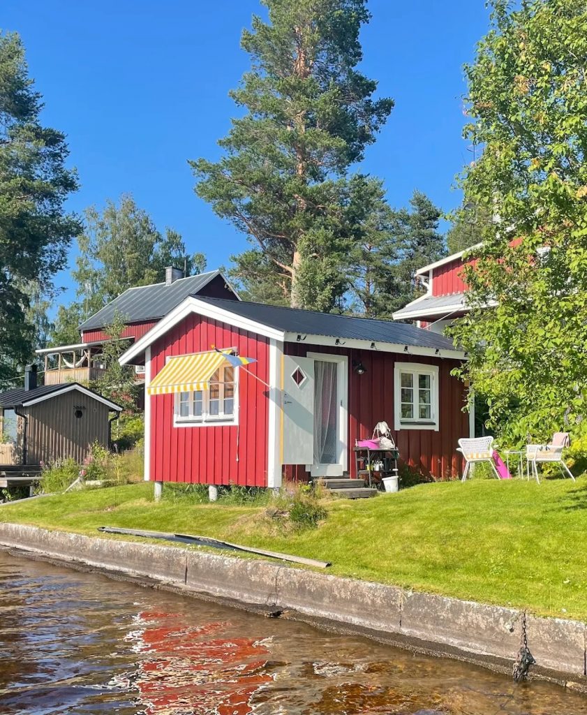 klassisk gul markis på rött hus