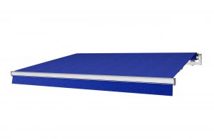 Terrassmarkis Kungligt Blå (blå) med motor eller manuell vev i bredd 300–590 cm. Måttanpassad markis från BILLY Markiser i spinnvävd akrylväv med UV-skydd och vattenavvisande yta. Ett elegant och hållbart solskydd i kungligt blå ton för altan och terrass.