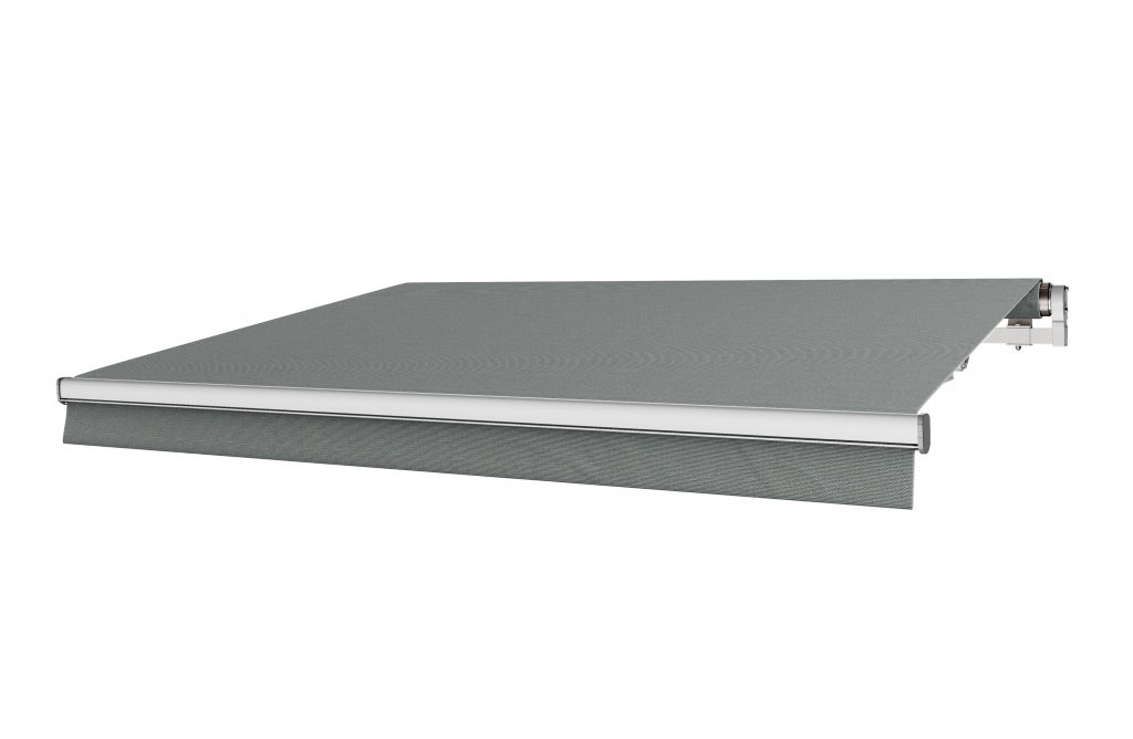 Terrassmarkis Silvergrå med motor eller manuell vev i bredd 300–590 cm. Måttanpassad markis från BILLY Markiser i slitstark spinnvävd akrylväv med UV-skydd och vattenavvisande yta. Ett elegant och hållbart solskydd i premiumkvalitet för altan, terrass eller balkong.