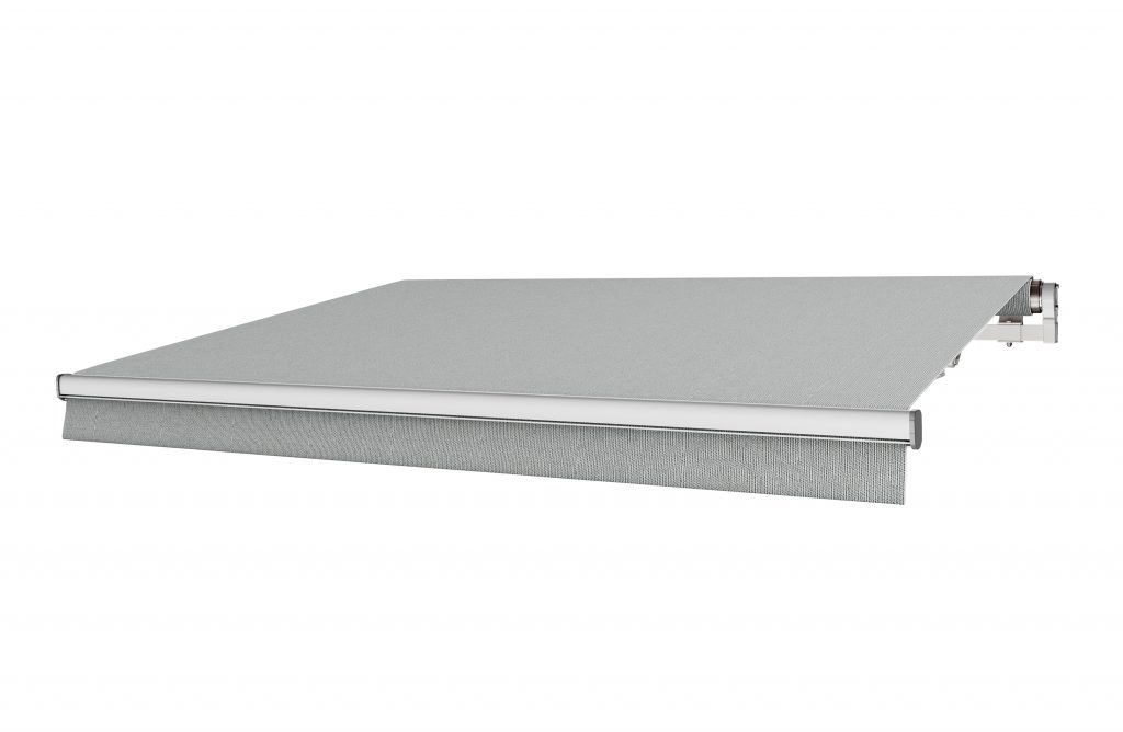 Terrassmarkis Ljus Skiffer (ljus texturerad grå) med motor eller manuell vev i bredd 300–590 cm. Måttanpassad markis från BILLY Markiser i ljus texturerad grå akrylväv med UV-skydd och vattenavvisande yta. Ett elegant och slitstarkt solskydd i premiumkvalitet för altan och terrass.