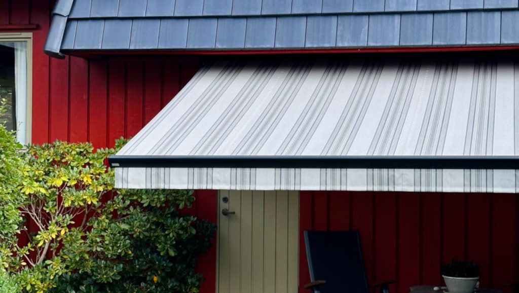 Grå markiser på rött hus i Haninge