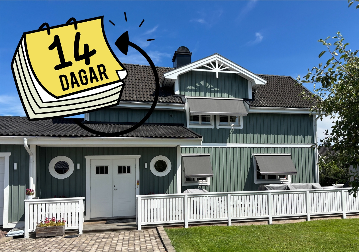 Mörkgrå fönstermarkiser monterade på grönt hus. BILLY Markiser erbjuder måttanpassade modeller med snabb leverans inom 14 dagar – stilrent, hållbart och bekvämt solskydd för alla typer av fasader.