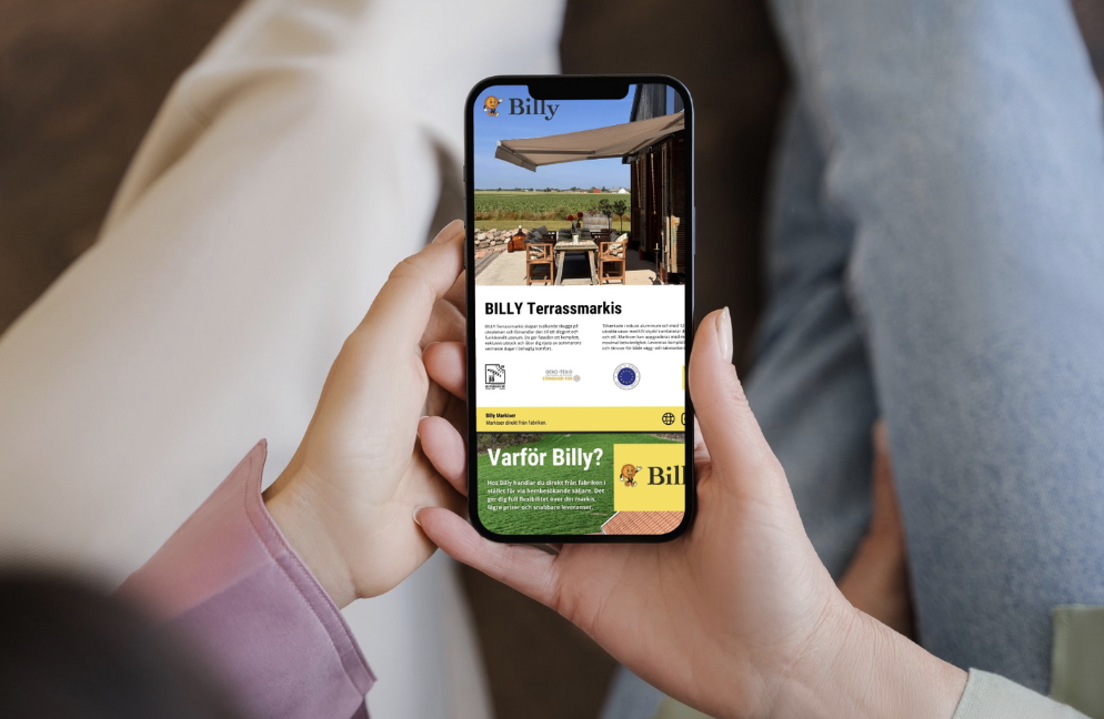 Ett par bläddrar i BILLY Markisers broschyr om terrassmarkiser. En inspirationsbild som visar hur enkelt det är att välja måttanpassat solskydd med motor, färgval och design för uteplatsen.