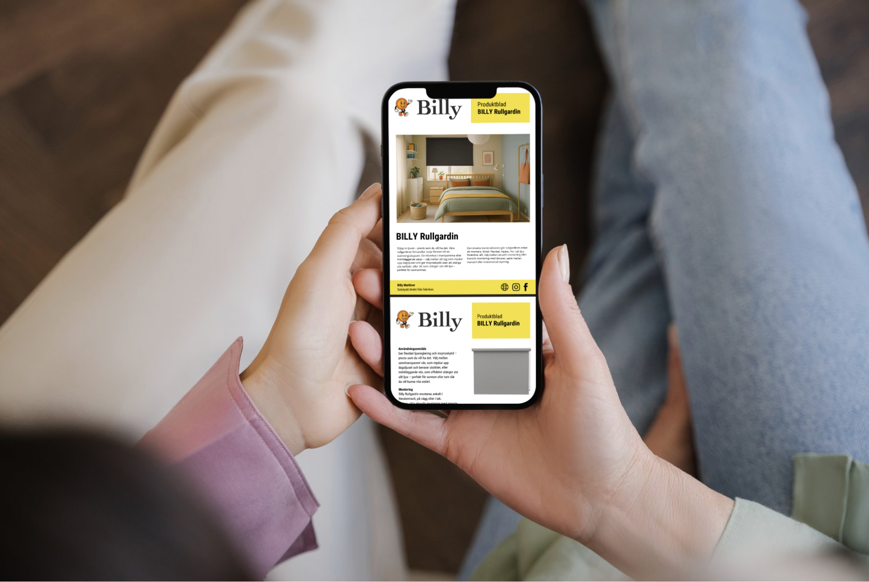 Ett par bläddrar i BILLYs produktkatalog för markiser och rullgardiner. En inspirationsbild som visar hur enkelt det är att välja måttanpassade solskydd i premiumkvalitet för hem och uterum.