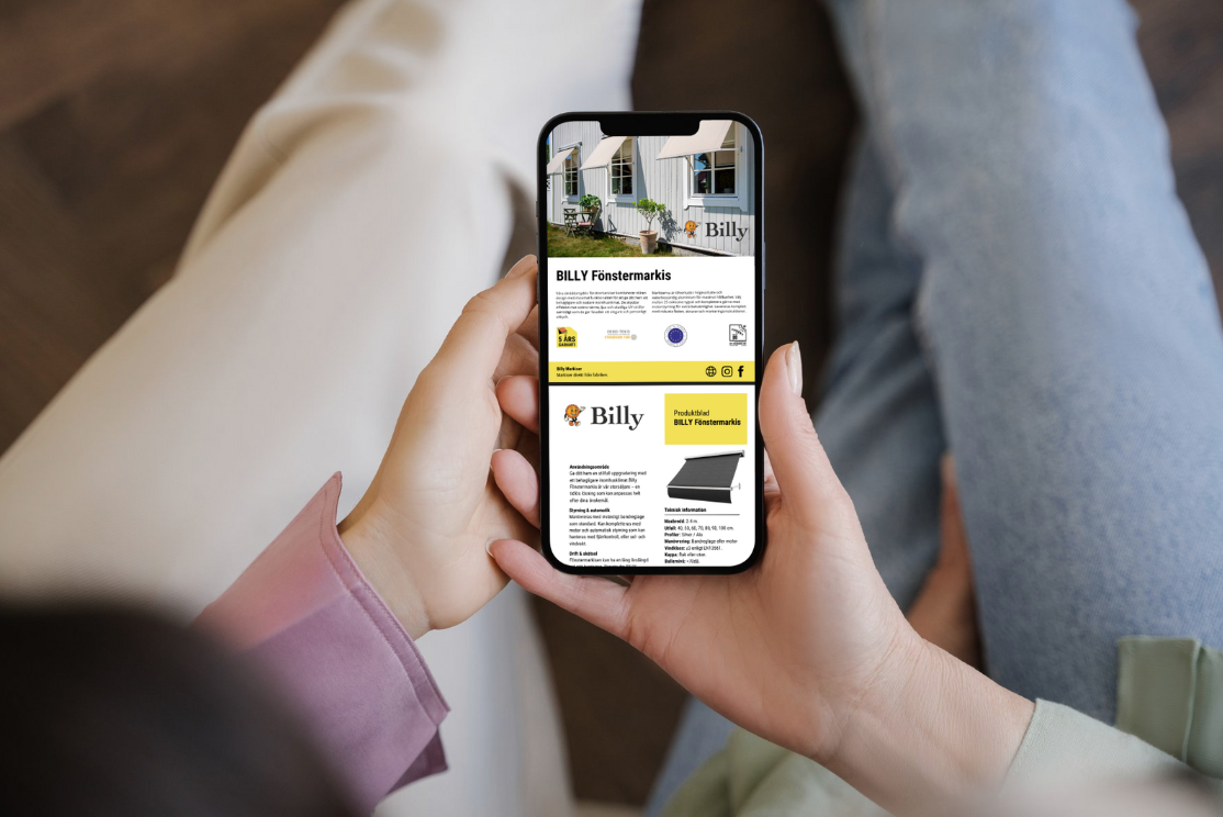 Ett par tittar på BILLY Markisers katalog för fönstermarkiser i mobilen. En inspirationsbild som visar hur enkelt det är att beställa måttanpassade solskydd online med snabb leverans och svensk support.