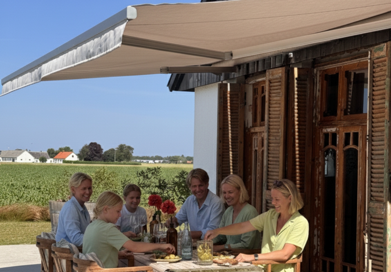 Beige terrassmarkis 4 m med motor och kassett, monterad på brun villa. Ett prisvärt solskydd från BILLY Markiser som skapar skugga över matplatsen utomhus. Slitstark akrylväv, modern design och enkel elstyrning för bekväm användning.