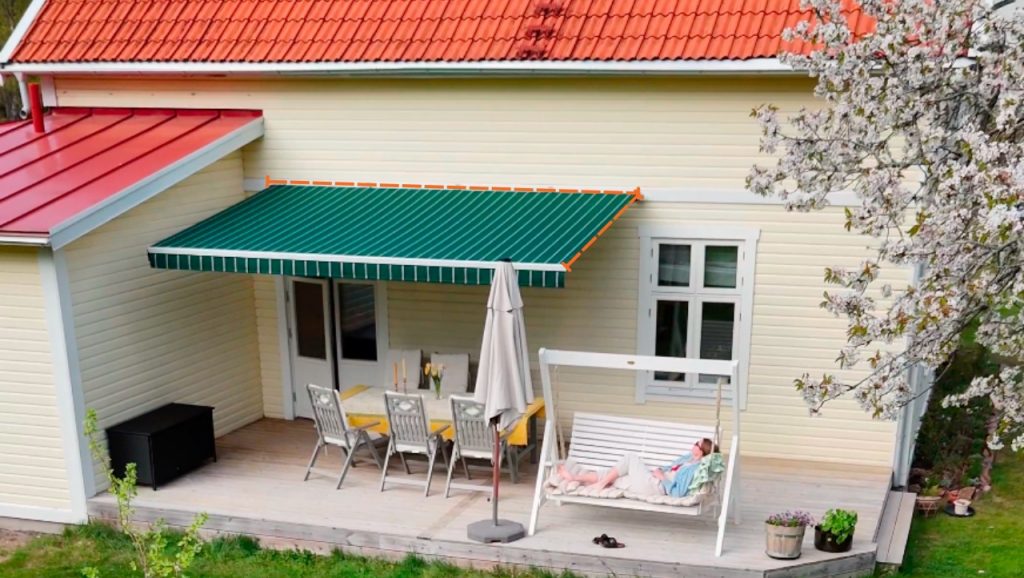 Bilden visar hur du mäter korrekt för terrassmarkis – ta bredd och utfall snabbt och enkelt för perfekt passform.