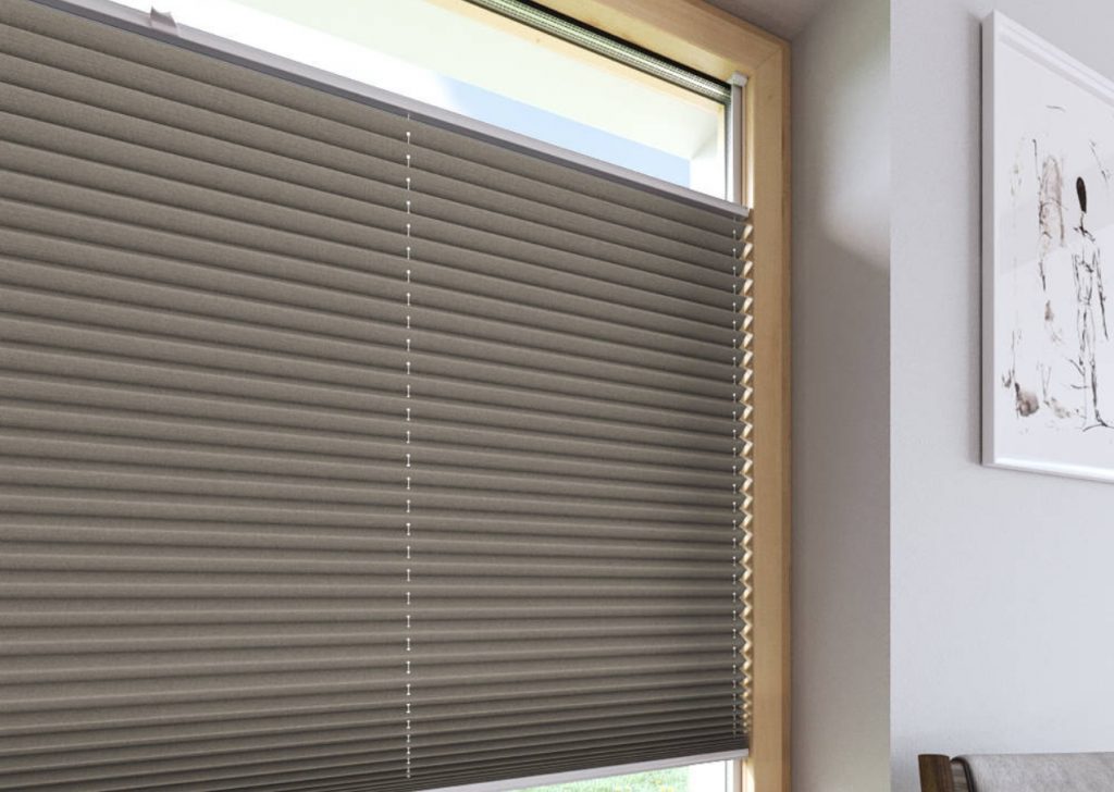 brun plisségardin monterad direkt i fönsternisch