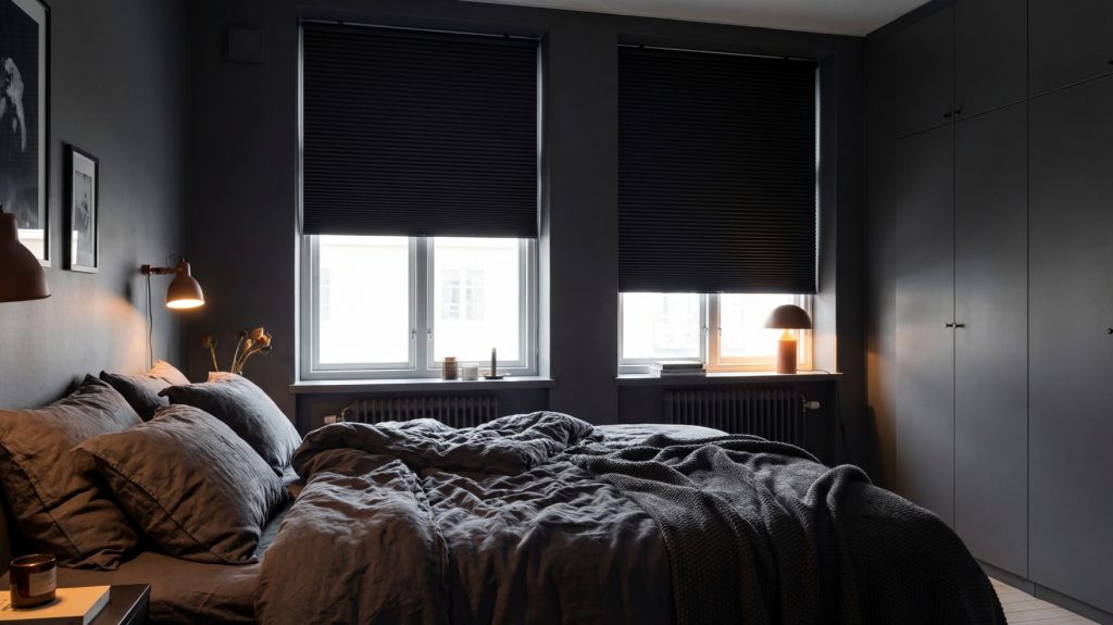 Svart mörkläggande plisségardin