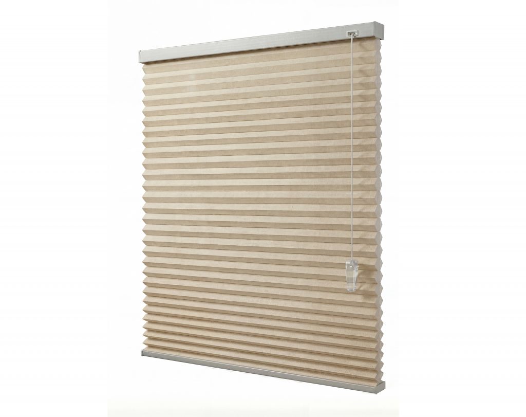 Beige plisségardin i enkel eller dubbel väv. Välj mörkläggande för sovrummet eller transparent för vardagsrummet. Elektrisk eller manuell styrning.