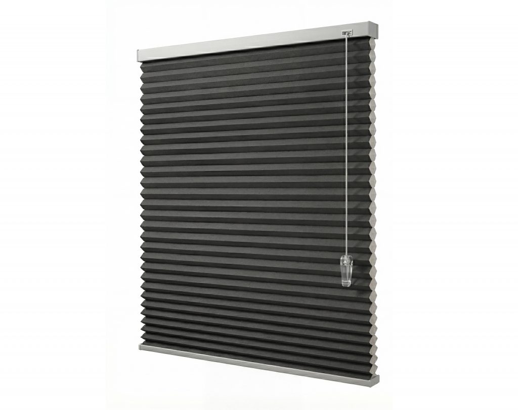 Grå plisségardin i enkel eller dubbel väv. Välj mörkläggande för sovrummet eller transparent för vardagsrummet. Elektrisk eller manuell styrning.