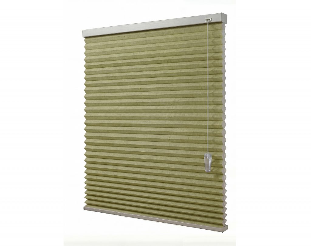 Ljus grön plisségardin i enkel eller dubbel väv. Välj mörkläggande för sovrummet eller transparent för vardagsrummet. Elektrisk eller manuell styrning.