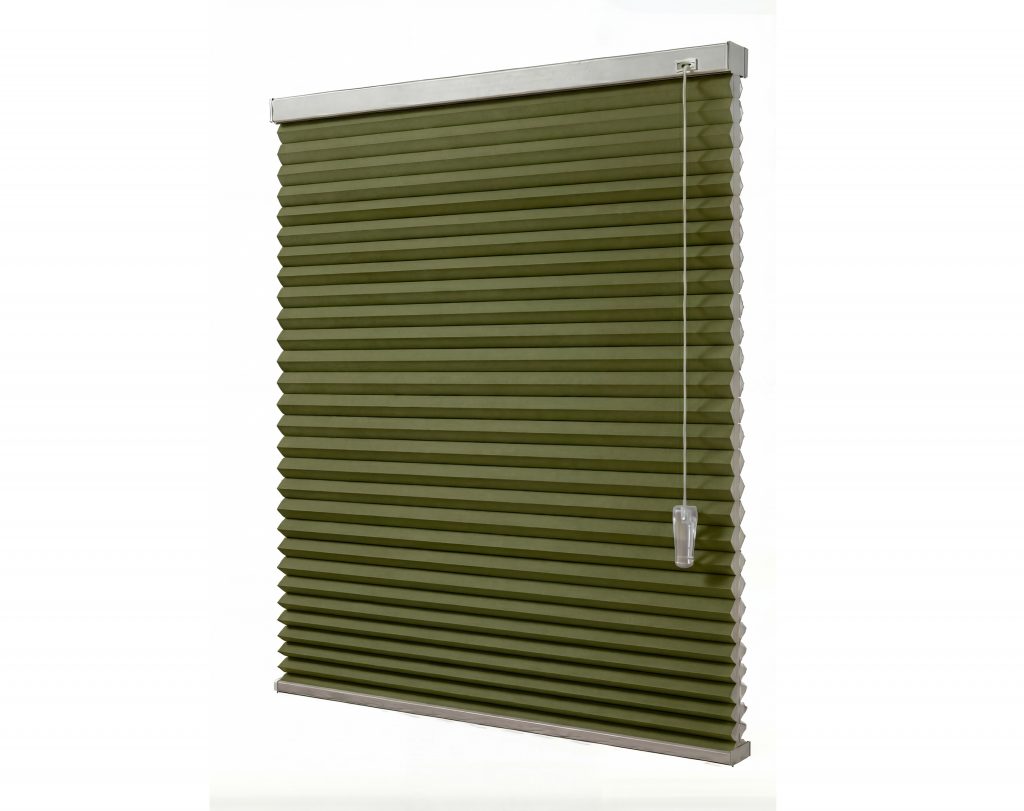 Olivenfärgad plisségardin i enkel eller dubbel väv. Välj mörkläggande för sovrummet eller transparent för vardagsrummet. Elektrisk eller manuell styrning.