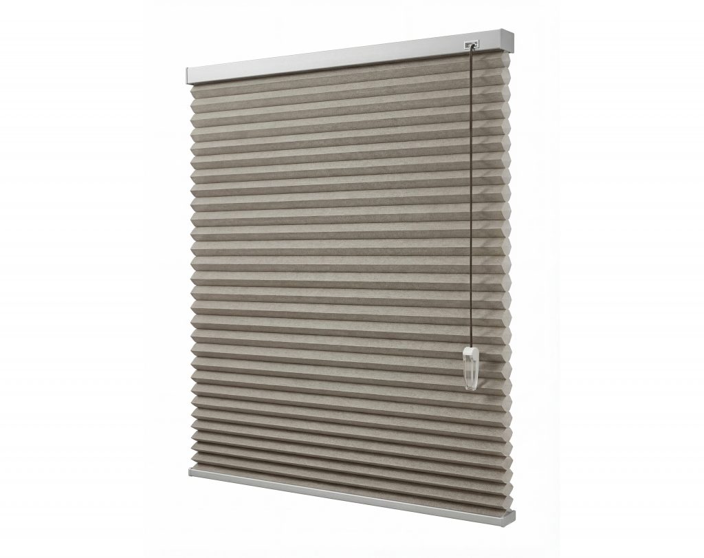Sandfärgad plisségardin i enkel eller dubbel väv. Välj mörkläggande för sovrummet eller transparent för vardagsrummet. Elektrisk eller manuell styrning.