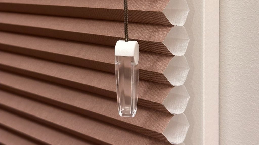 Närbild på dubbel plisséväv, honeycomb, där linorna löper inuti väven