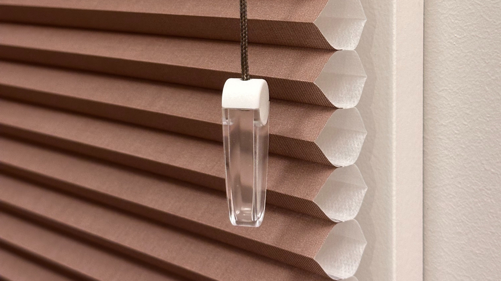 Dubbla plisségardiner brun.