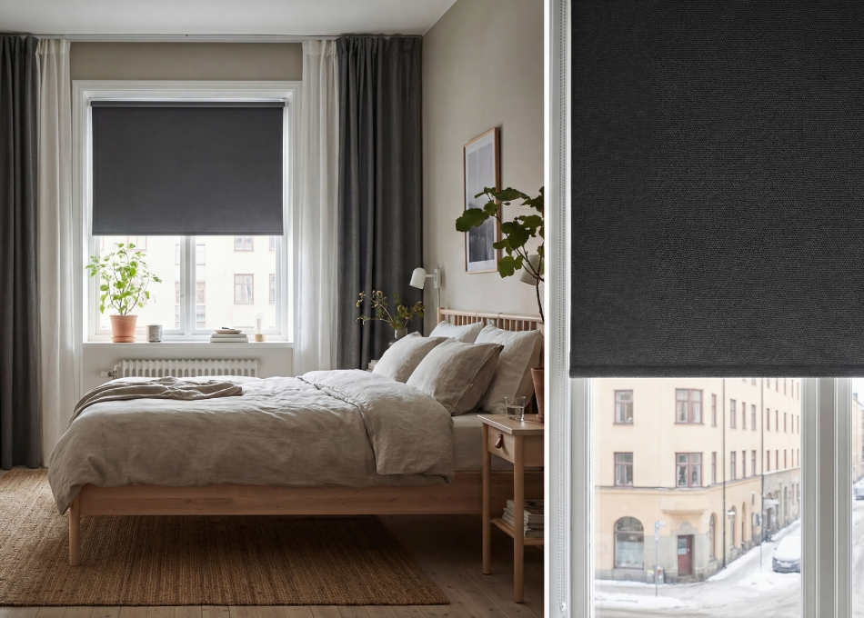 rullgardin på sovrum. Svart. Blackout. Mörkläggningsrullgardin.
