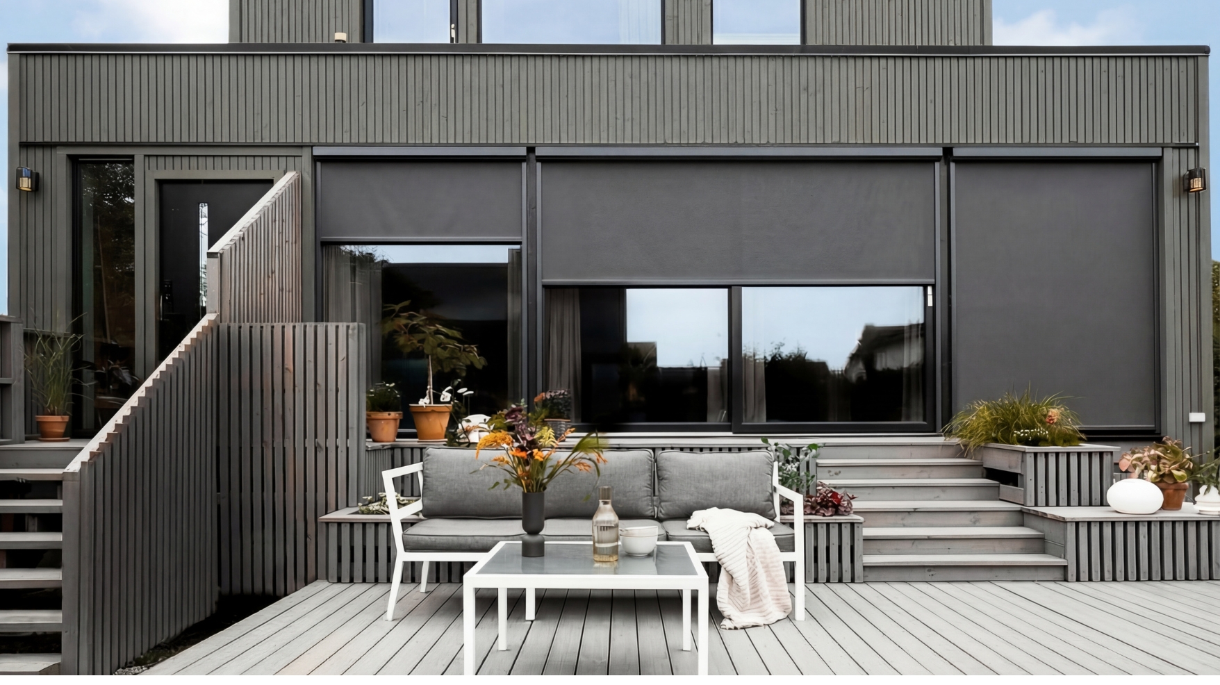 Motoriserade vertikalmarkiser (zipscreens) i stort format. Mörkläggande väv för optimalt inomhusklimat på villa. Kraftfulla elektriska markiser för fasad.