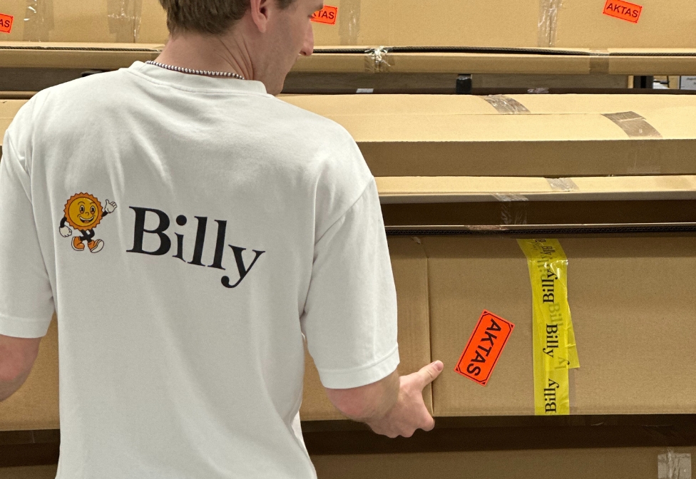 Billy packar en måttbeställd markis för leverans