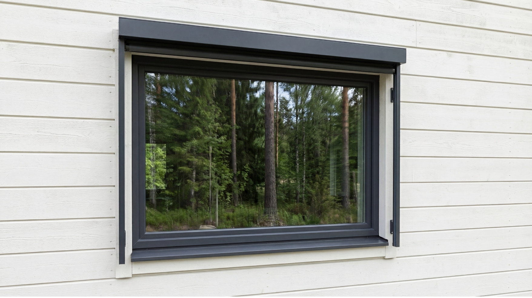 Vertikalmarkis med väggdistanser för bättre luftflöde. Här monterad på vit fasad för ett modernt utseende. Effektivt solskydd och värmereducering