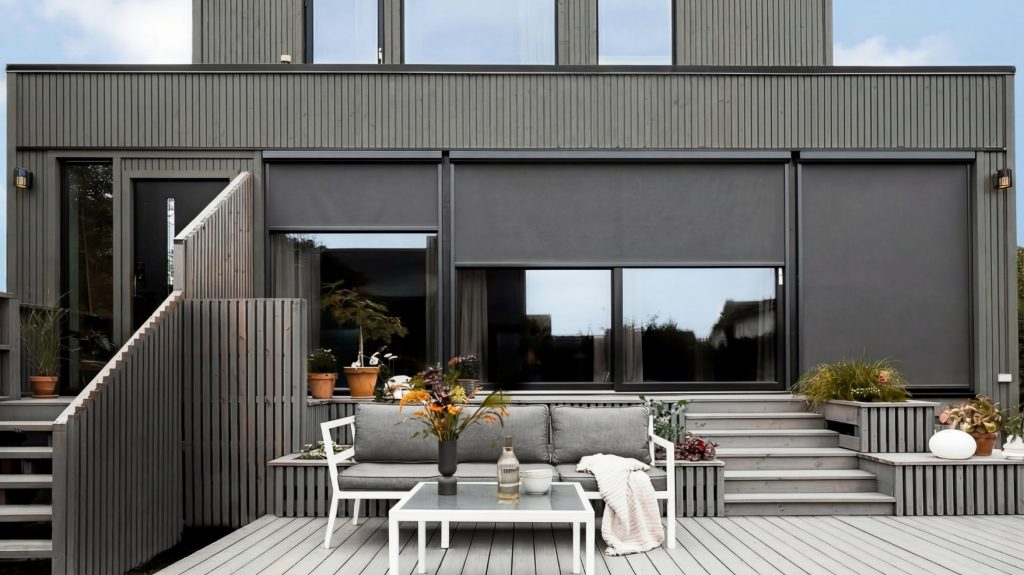 Modernt hus med vertikalmarkiser och terrassmarkis