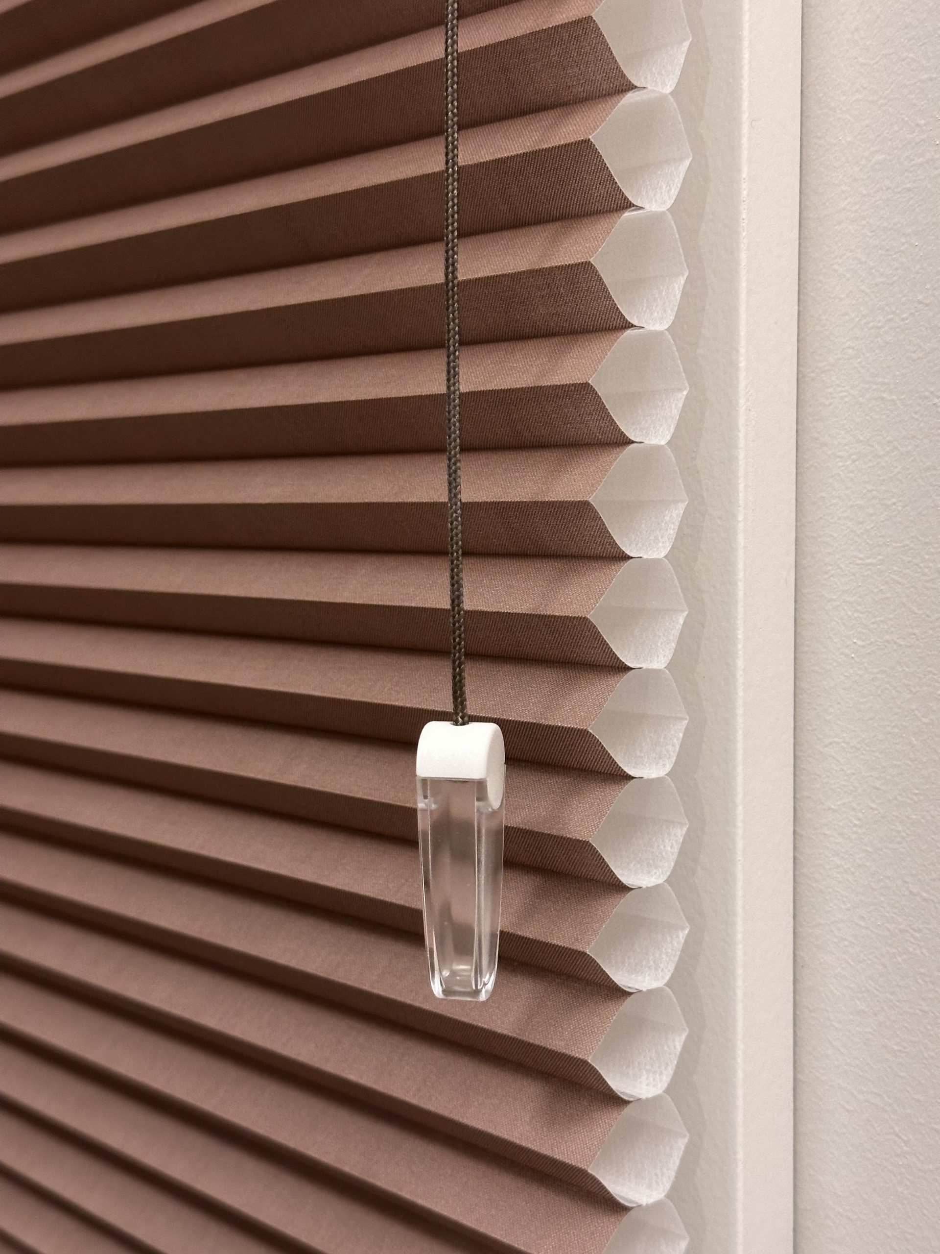 Brun dubbel plissegardin i Rud.