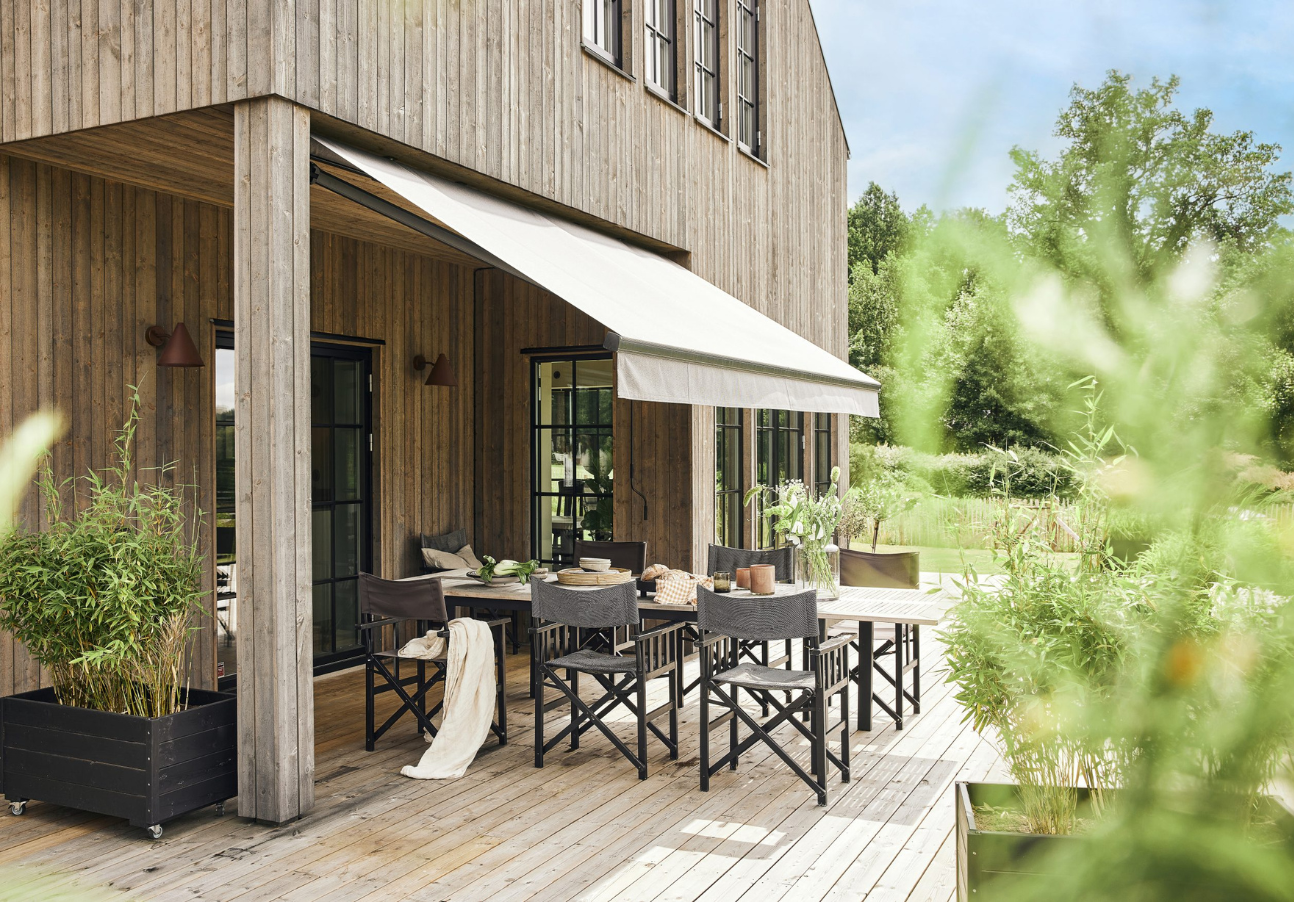 en stor terrassmarkis på en terrass