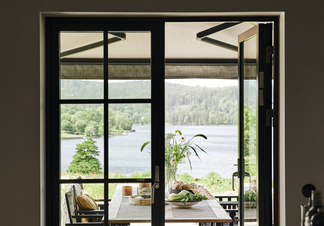 Stor beige terrassmarkis