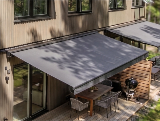 Terrassmarkis utfälld över en uteplats